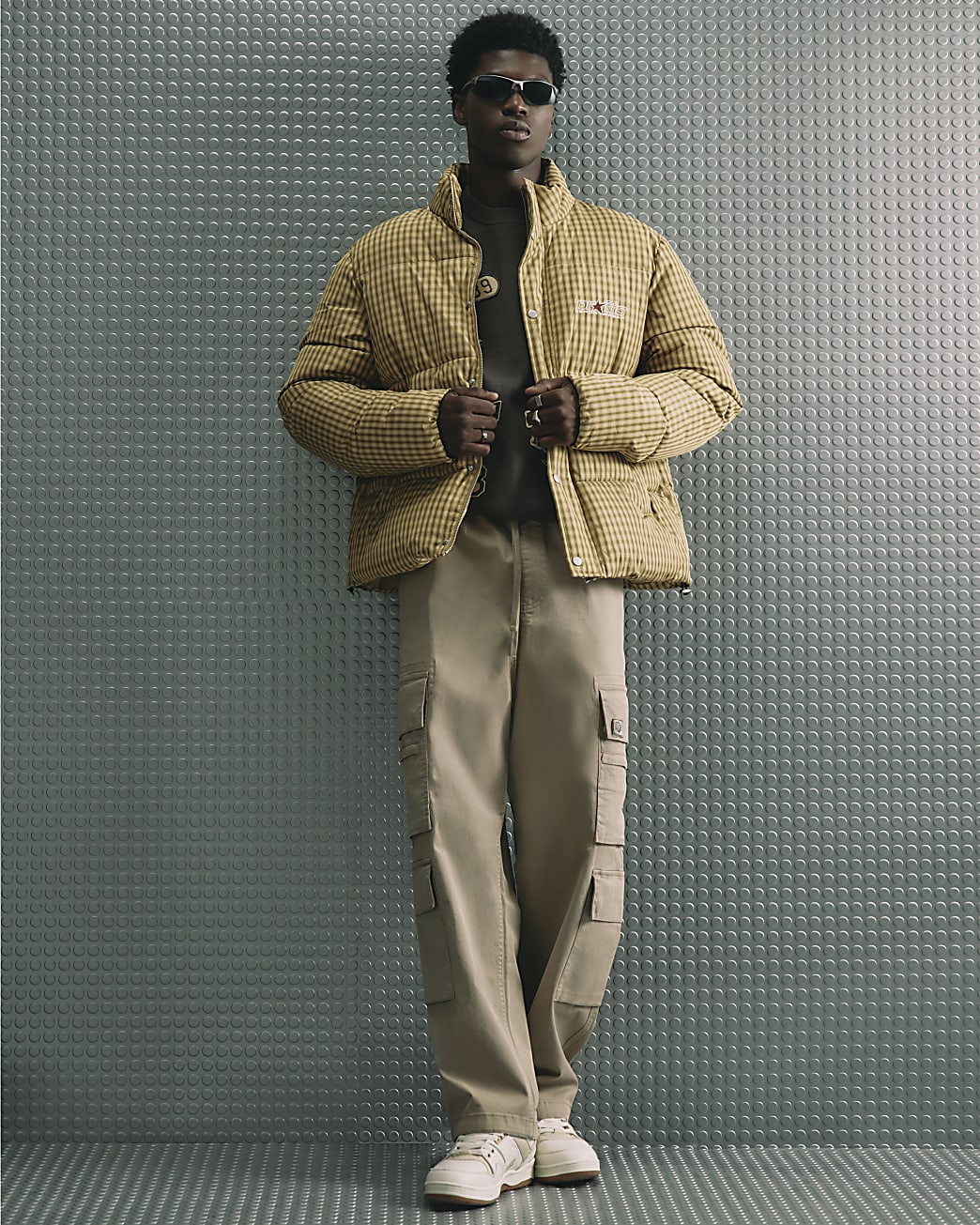 Baggy Fit Cargo Trousers in Beige - Image 4 Baggy Fit Cargo Trousers in Beige