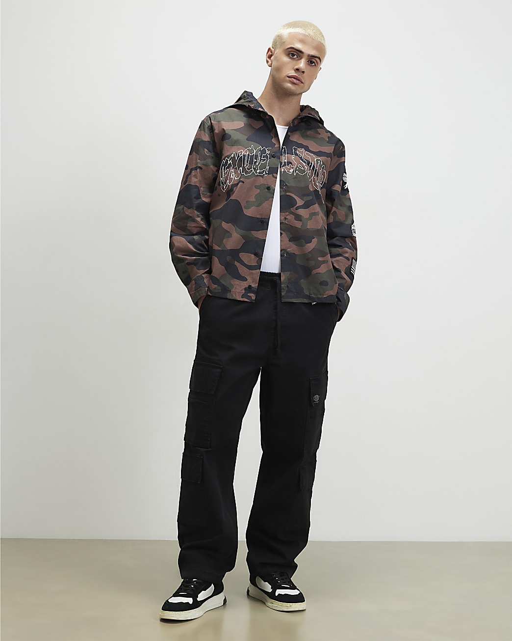 Baggy Fit Cargo Trousers in Black - Image 2 Baggy Fit Cargo Trousers in Black
