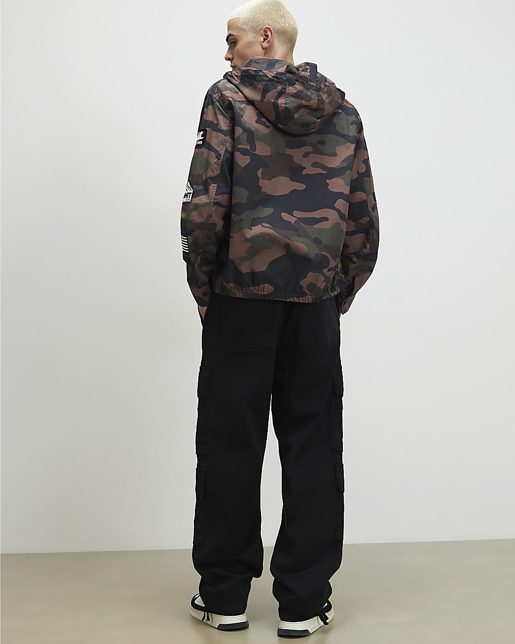 Baggy Fit Cargo Trousers in Black - Image 3 Baggy Fit Cargo Trousers in Black