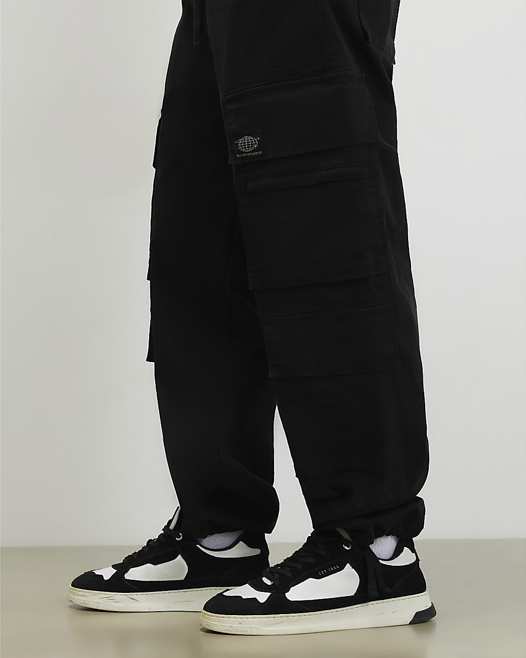 Baggy Fit Cargo Trousers in Black - Image 4 Baggy Fit Cargo Trousers in Black