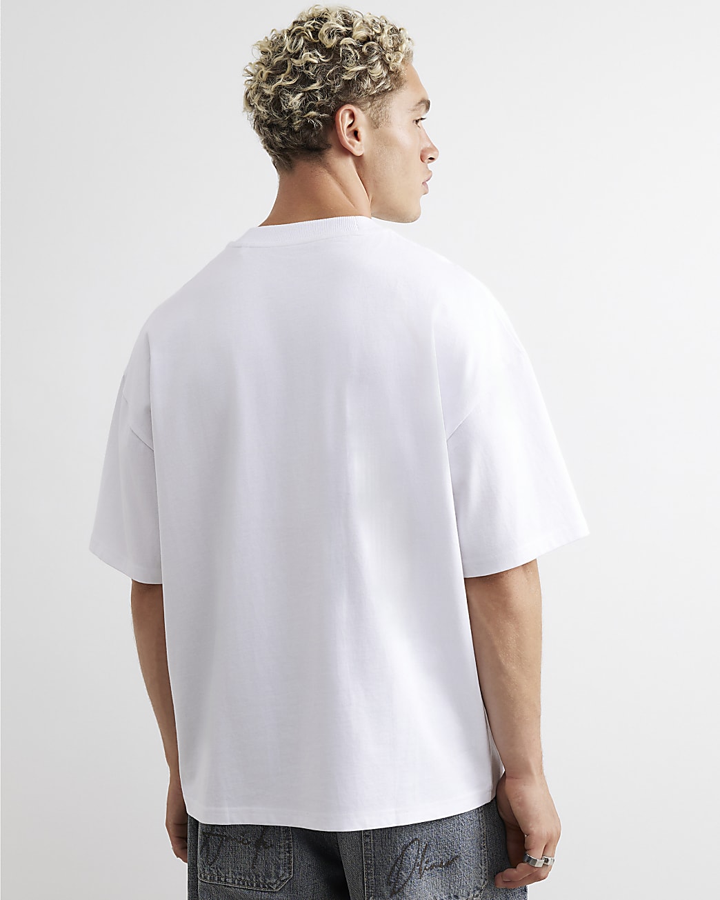 Essential Oversized Fit T-shirt in White - Image 3 Essential Oversized Fit T-shirt in White