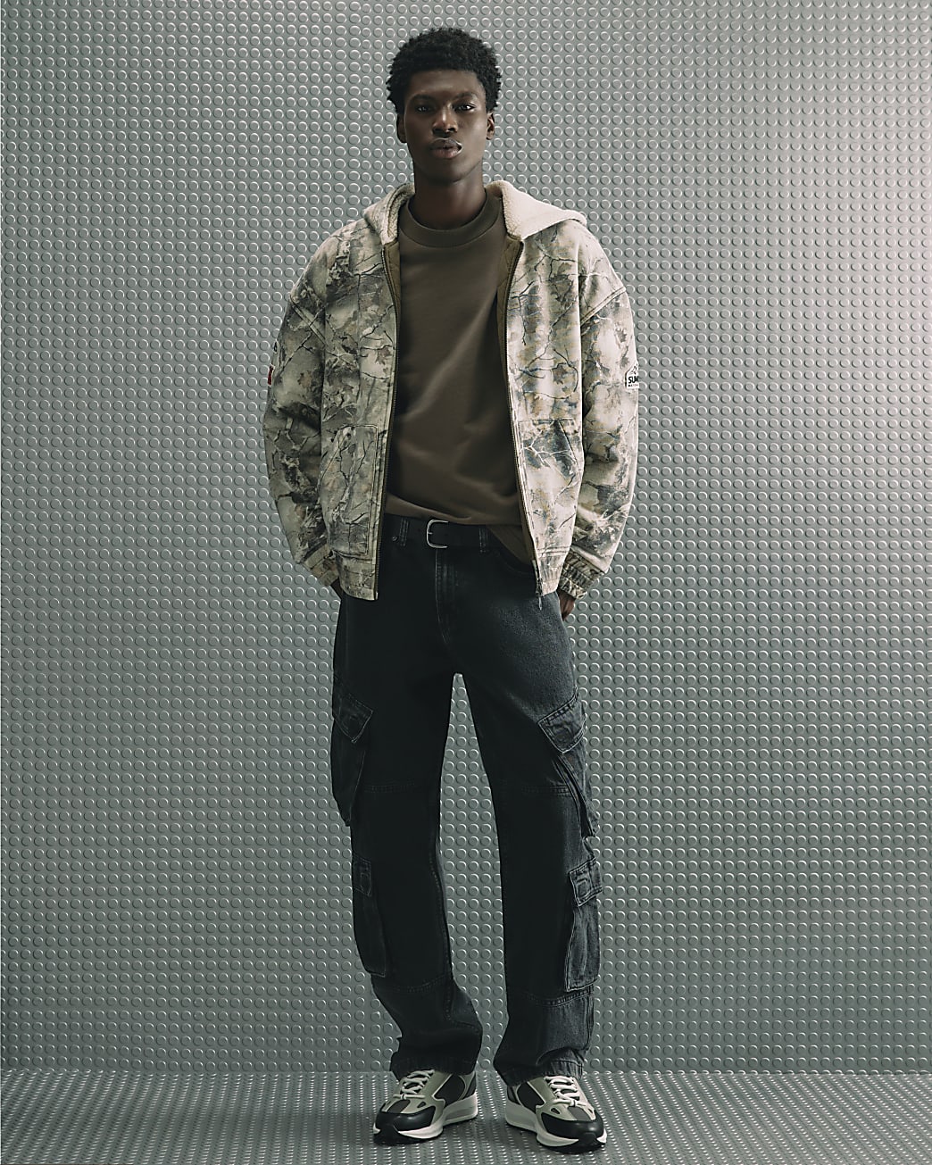 Loose Fit Cargo Jeans in Black - Image 2 Loose Fit Cargo Jeans in Black