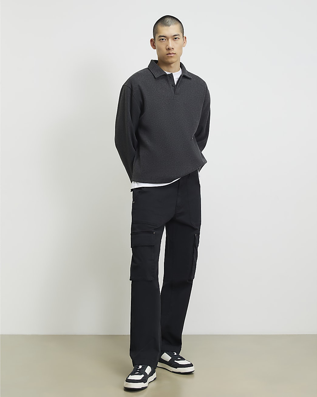 Loose Fit Cotton Cargo Trousers in Black - Image 2 Loose Fit Cotton Cargo Trousers in Black