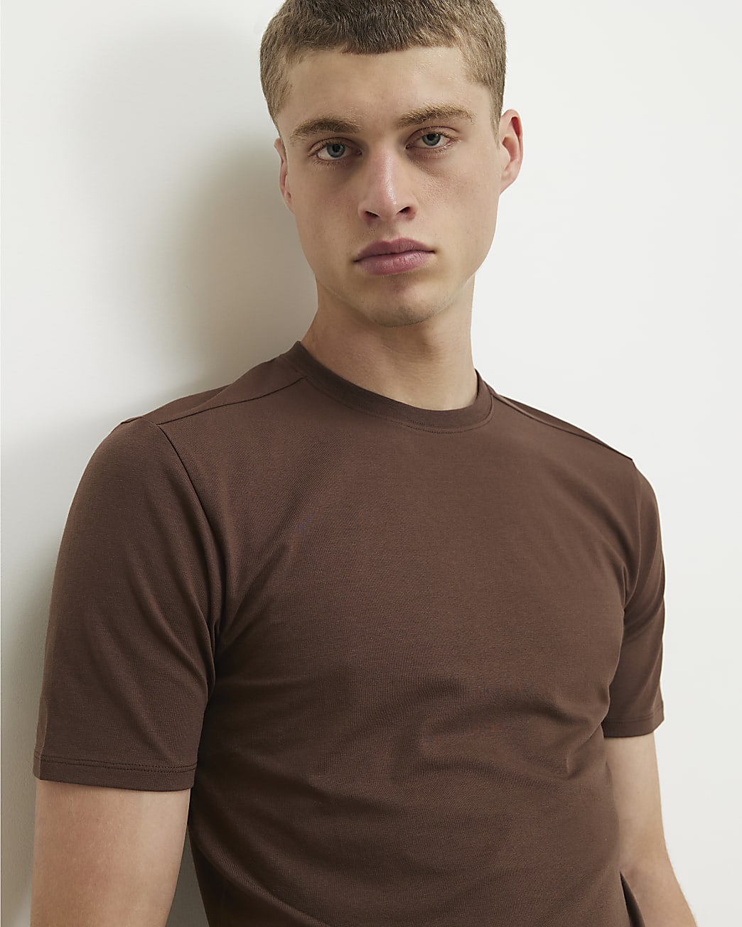 Muscle Fit Cotton Blend Stretch T-shirt in Brown - Image 2 Muscle Fit Cotton Blend Stretch T-shirt in Brown