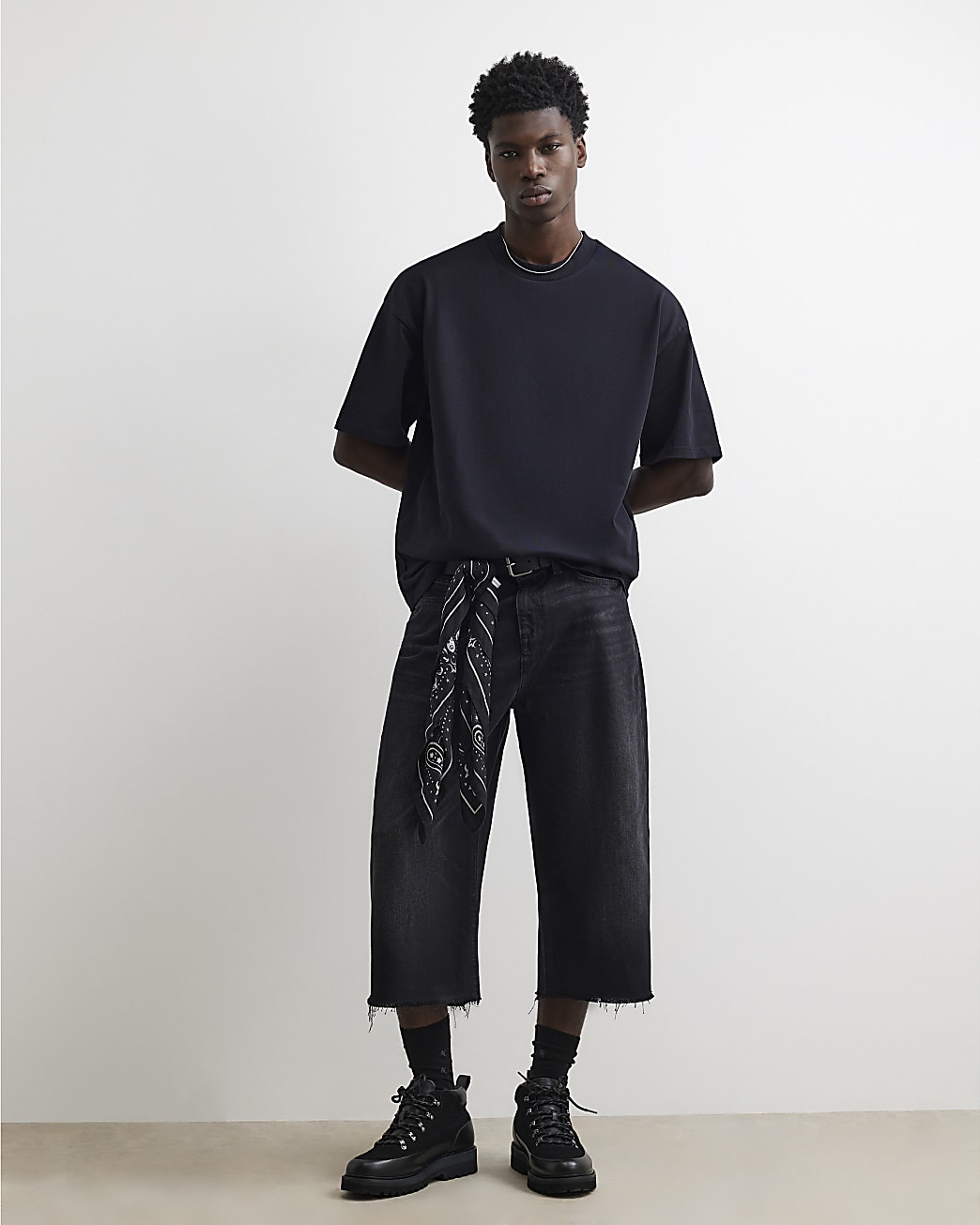 Oversized Fit Cotton Crew Neck T-shirt in Black - Image 4 Oversized Fit Cotton Crew Neck T-shirt in Black