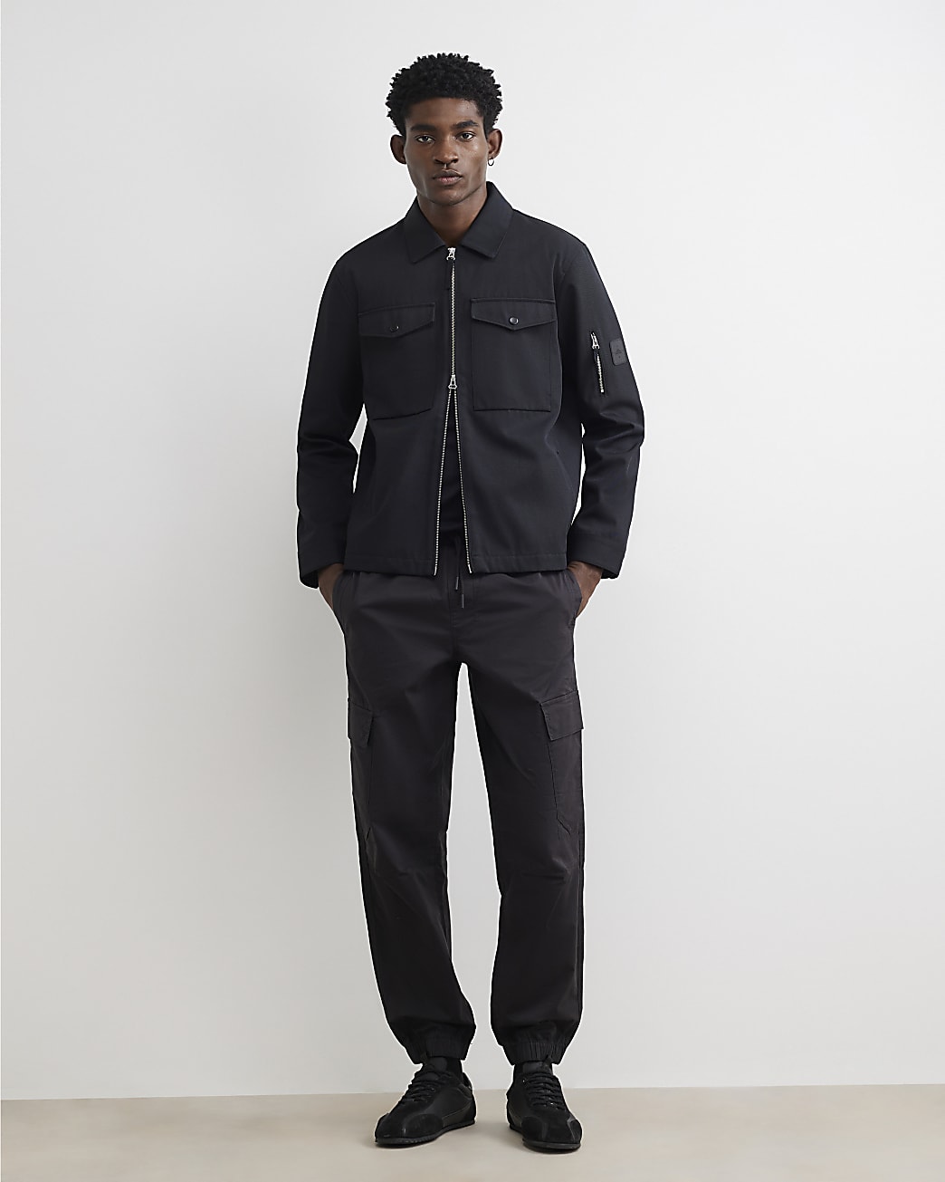 Regular Fit Cargo Trousers in Black - Image 2 Regular Fit Cargo Trousers in Black