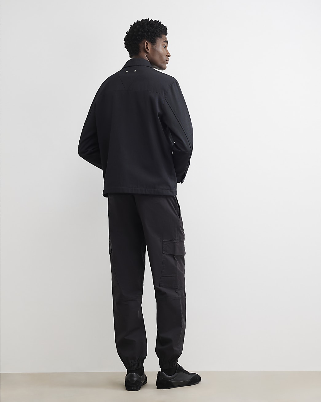 Regular Fit Cargo Trousers in Black - Image 3 Regular Fit Cargo Trousers in Black