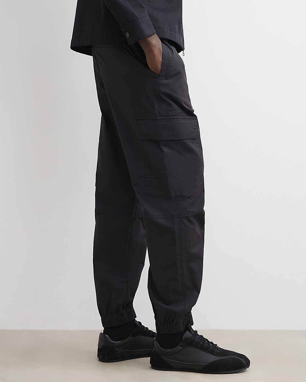Regular Fit Cargo Trousers in Black - Image 4 Regular Fit Cargo Trousers in Black