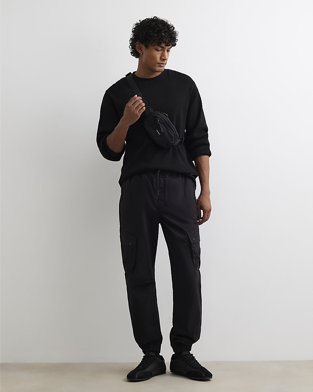 Regular Fit Stretch Cargo Trousers in Black - Image 2 Regular Fit Stretch Cargo Trousers in Black