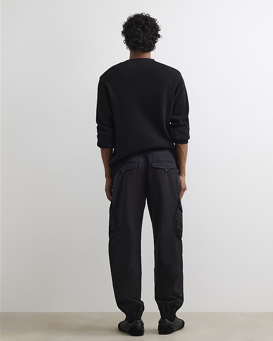 Regular Fit Stretch Cargo Trousers in Black - Image 3 Regular Fit Stretch Cargo Trousers in Black