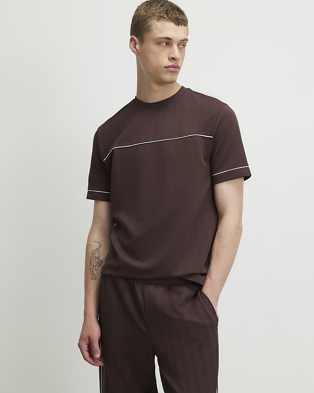 Slim Fit Piped Textured T-shirt in Brown - Image 2 Slim Fit Piped Textured T-shirt in Brown